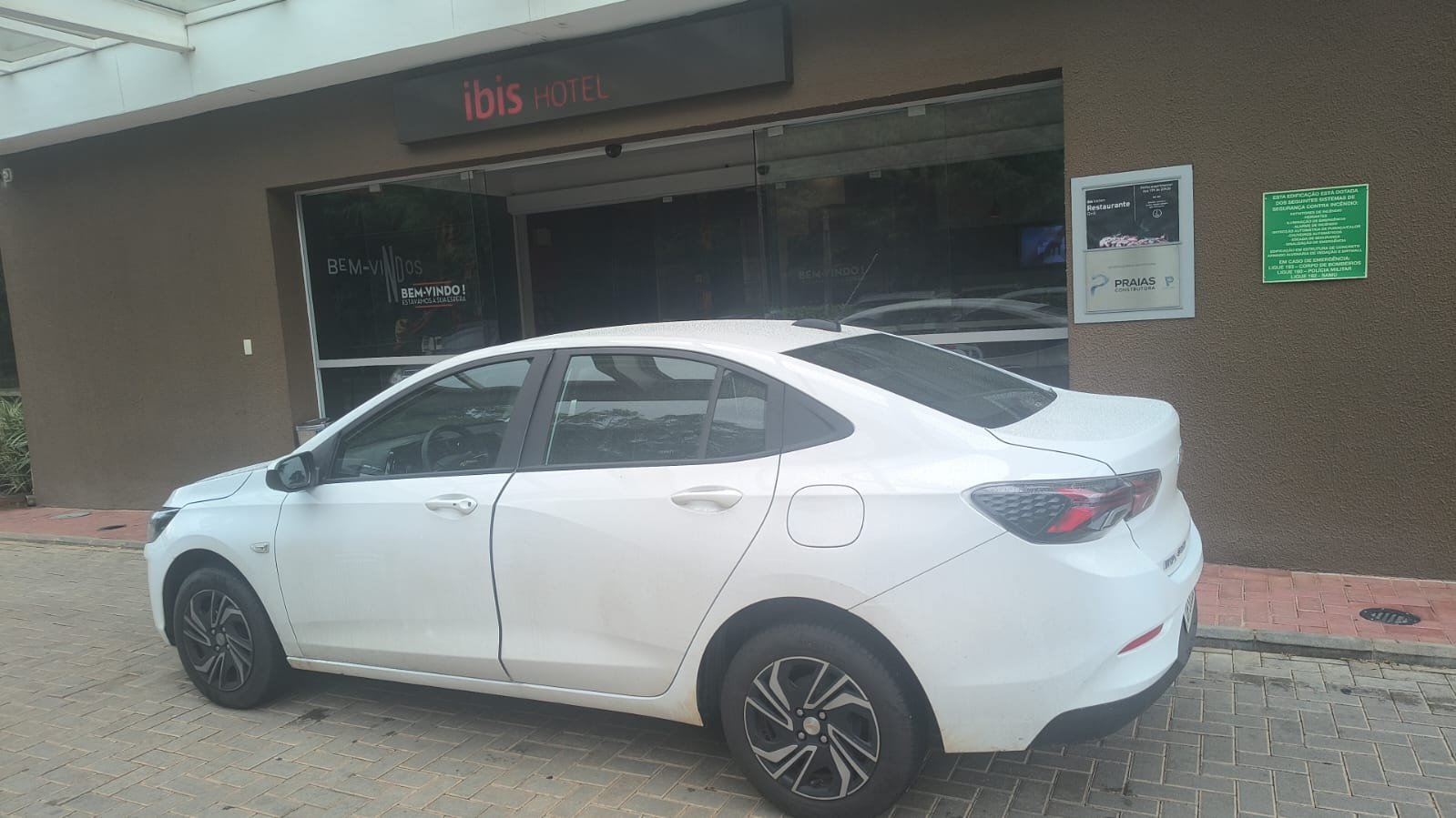 Sedã branco utilizado em atendimentos do Zito Oliveira