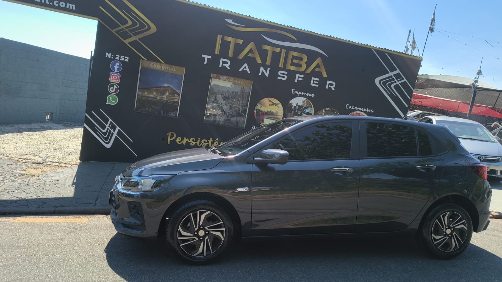 Hatch cinza utilizado em atendimentos do Zito Oliveira