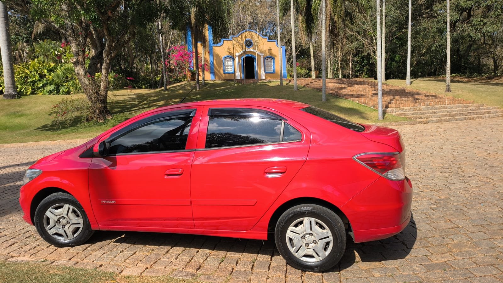 Sedã vermelho utilizado em atendimentos do Zito Oliveira