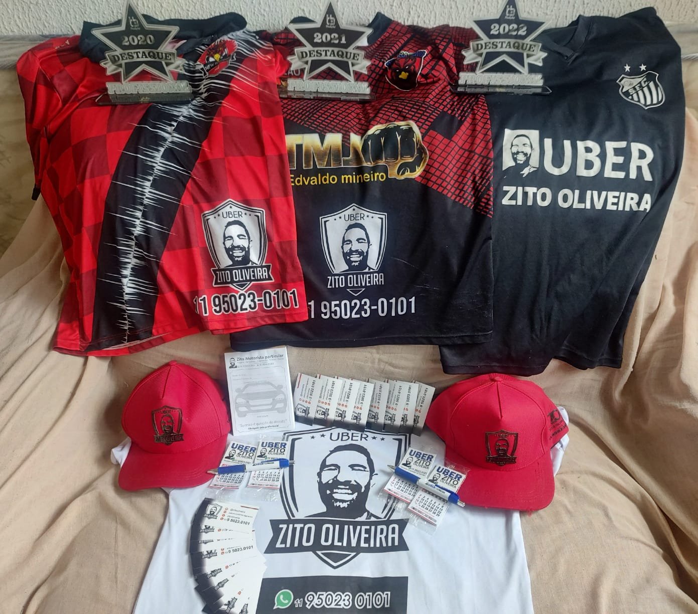 Camisas personalizadas, materiais e troféus de Zito Oliveira
